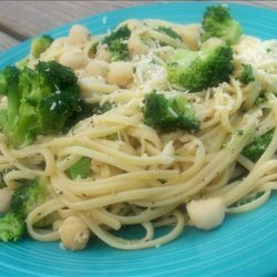 Linguine With Broccoli and Bay Scallops recipe