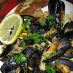Sarasota's Creamy Mussels over Pasta With Herb Bread recipe