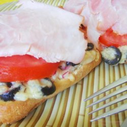 Hot Seasoned French Bread With Ham and Tomatoes recipe