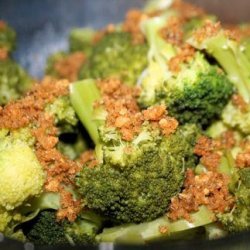 Steamed Broccoli With Garlic and Bread Crumbs recipe