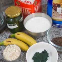 Banana, Chocolate, Oats and Spirulina Smoothie recipe