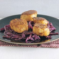 Spiced Scallops with Balsamic-Braised Red Cabbage recipe