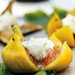 Fresh Figs with Goat Cheese and Peppered Honey recipe