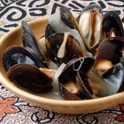 Steamed Mussels with Lemon, Onion, and Wine (Mijillones al Limon) recipe
