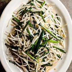 Stir-Fried Bean Sprouts and Chinese Chives recipe