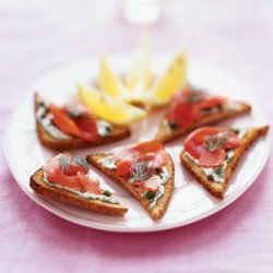Pumpernickel Toasts With Smoked Salmon and Horseradish Cream recipe