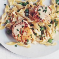 Seared Scallops with Creamy Noodles and Peas recipe