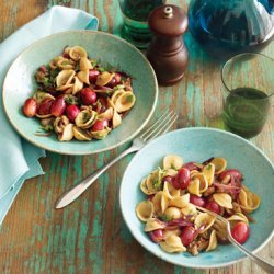 Pasta with Sausage and Red Grapes recipe