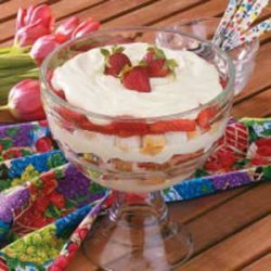 Strawberries 'n' Cream Trifle recipe