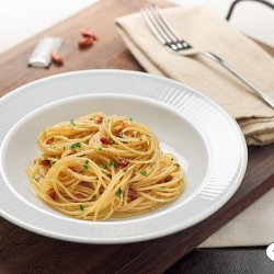 Spaghetti Aglio Olio (Spaghetti With Garlic and Oil)