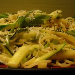 Garlic Lover's Fettuccine With Olive Oil, Garlic and Zucchini