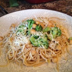 Spaghetti With Broccoli, Chickpeas, and Garlic