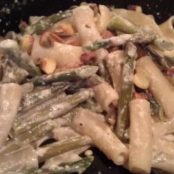 Penne With Pistachios, Asparagus, and Cream