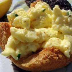 Cream Cheese Scrambled Eggs in Toast Cups
