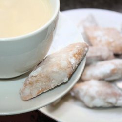 Makroud El Louse (Algerian Almond Cookies)