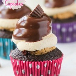 Chocolate Cupcakes Filled With Peanut Butter Cups