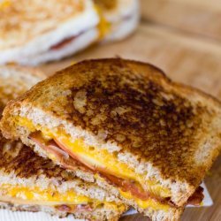 Grilled Cheese With Bacon and Apples