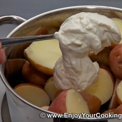 Garlic Boiled Potatoes With Sour Cream