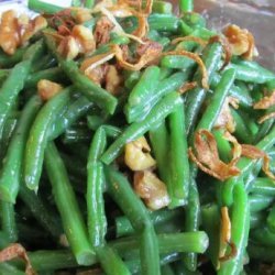 Green Beans With Walnuts and Shallot Crisps