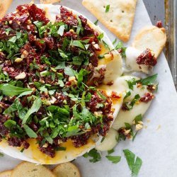 Baked Brie with Sun-Dried Tomatoes