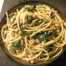 Curly Pasta With Spinach and Chickpeas