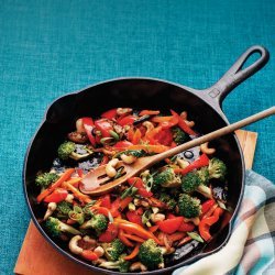 Stir-Fried Broccoli With Cashews and Peppers