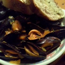 Mussels in Saffron Broth (Cozze Allo Zafferano)