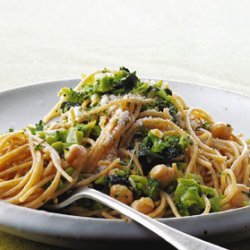 Whole-Wheat Spaghetti with Broccoli, Chickpeas, and Garlic