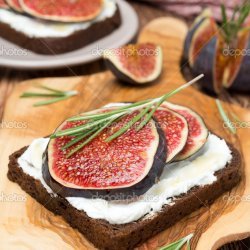 Fresh Figs with Rosemary Goat Cheese