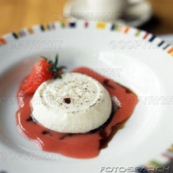 Vanilla Panna Cotta With Strawberry Sauce