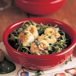 Basil Scallops with Spinach Fettuccine