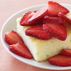 Cream Cake with Fresh Strawberries