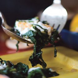 Fresh Spinach with Garlic-Yogurt Sauce