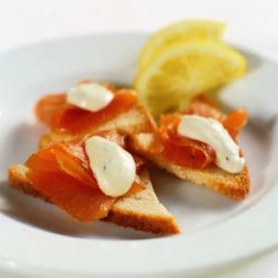 Smoked Salmon with Crème Fraîche Sauce on Shallot Toasts