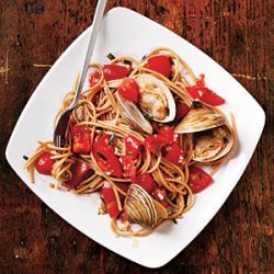 Pasta with Fresh Tomato Sauce and Clams