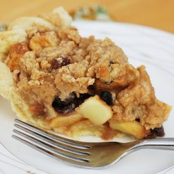 Cinnamon Apple Pie with Raisins and Crumb Topping