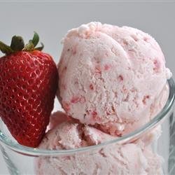 Easy, Eggless Strawberry Ice Cream