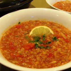 Shawrbat 'adas Maa Banadoura (Lentil and Tomato Soup)