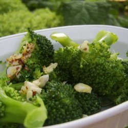 Broccoli With Red Pepper Flakes and Garlic Chips